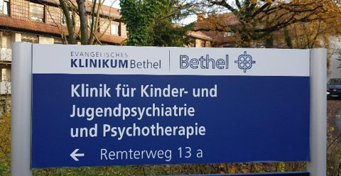 Das Foto zeigt das Eingangsschild der Klinik fr Kinder- und Jugendpsychiatrie und Psychotherapie