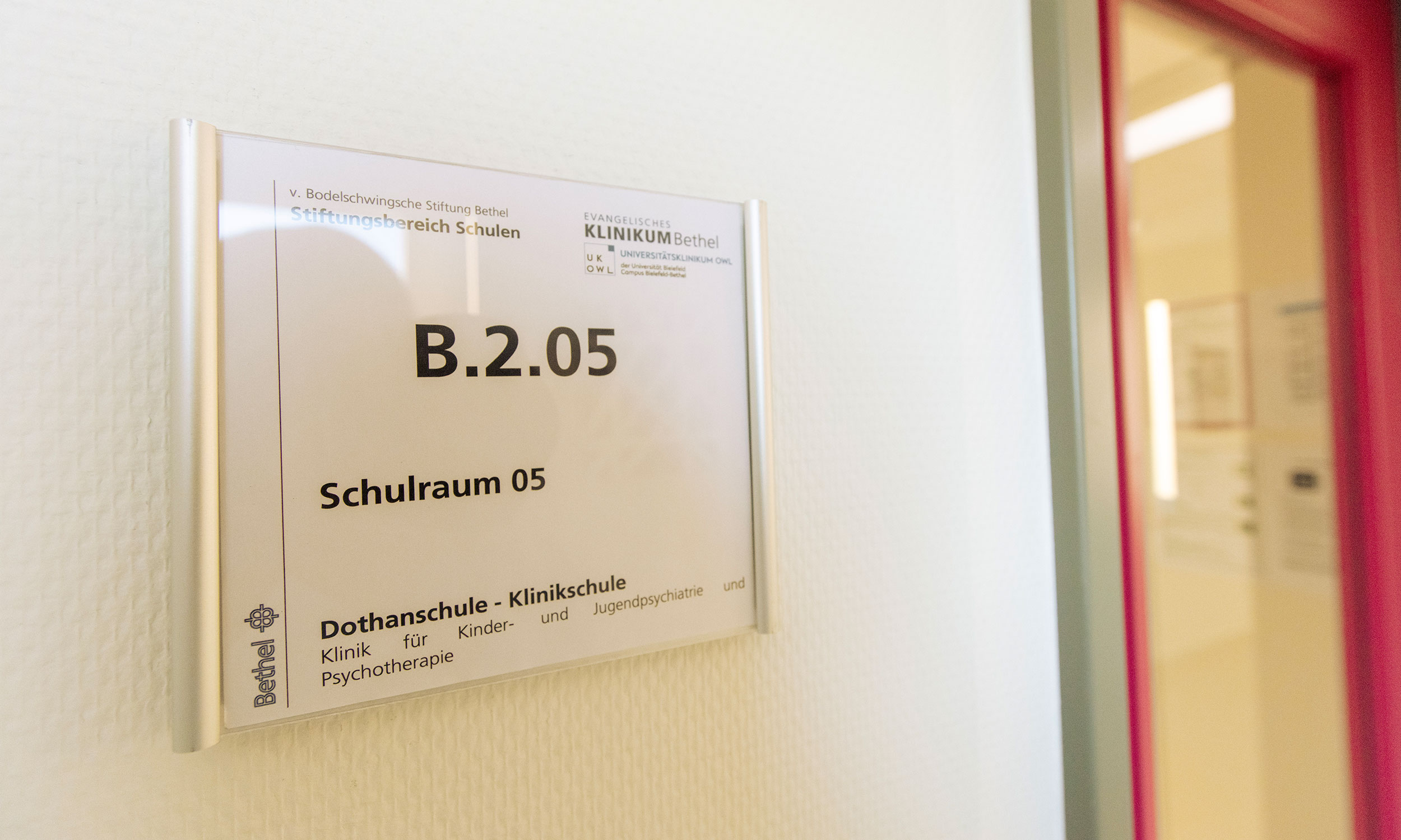 Das Bild zeigt das Trschild der eines Schulraumes mit der Nummer 5
